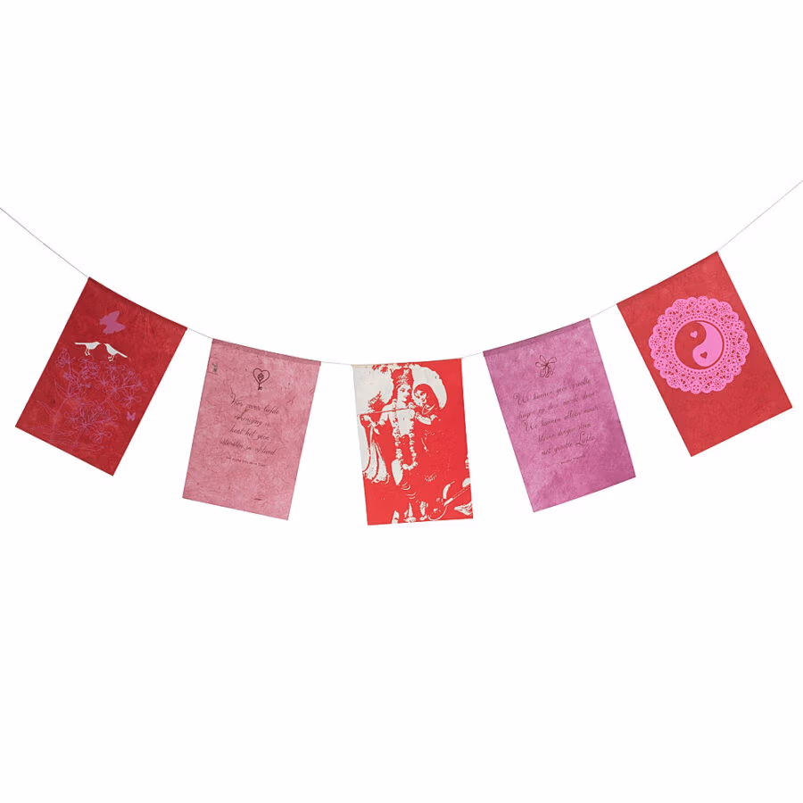 Wensvlaggetjes uit Nepal met Nederlandse tekst gemaakt van fairtrade geschept papier met het thema liefde. De wensvlaggetjes zijn als wenskaart te versturen met briefpapier en enveloppe. Er zitten 5 vlaggetjes per slinger en de vlaggetjes zijn 10 bij 15 centimeter groot.