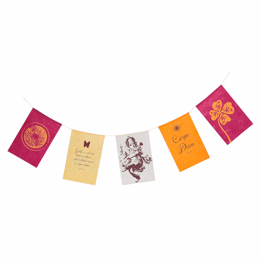 Wensvlaggetjes uit Nepal met Nederlandse tekst gemaakt van fairtrade geschept papier met het thema geluk. De wensvlaggetjes zijn als wenskaart te versturen met briefpapier en enveloppe. Er zitten 5 vlaggetjes per slinger en de vlaggetjes zijn 10 bij 15 centimeter groot.