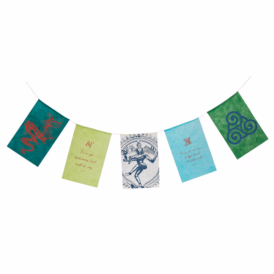 Wensvlaggetjes uit Nepal met Nederlandse tekst gemaakt van fairtrade geschept papier met het thema kracht. De wensvlaggetjes zijn als wenskaart te versturen met briefpapier en enveloppe. Er zitten 5 vlaggetjes per slinger en de vlaggetjes zijn 10 bij 15 centimeter groot.