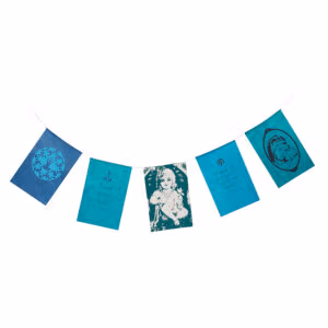 Wensvlaggetjes uit Nepal met Nederlandse tekst gemaakt van fairtrade geschept papier met het thema samen. De wensvlaggetjes zijn als wenskaart te versturen met briefpapier en enveloppe. Er zitten 5 vlaggetjes per slinger en de vlaggetjes zijn 10 bij 15 centimeter groot.