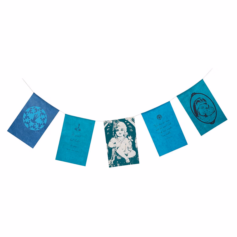 Wensvlaggetjes uit Nepal met Nederlandse tekst gemaakt van fairtrade geschept papier met het thema samen. De wensvlaggetjes zijn als wenskaart te versturen met briefpapier en enveloppe. Er zitten 5 vlaggetjes per slinger en de vlaggetjes zijn 10 bij 15 centimeter groot.