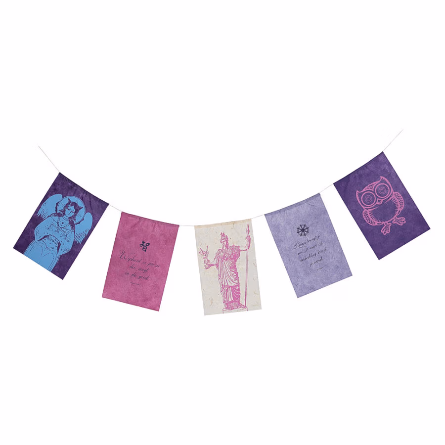 Wensvlaggetjes uit Nepal met Nederlandse tekst gemaakt van fairtrade geschept papier met het thema wijsheid. De wensvlaggetjes zijn als wenskaart te versturen met briefpapier en enveloppe. Er zitten 5 vlaggetjes per slinger en de vlaggetjes zijn 10 bij 15 centimeter groot.