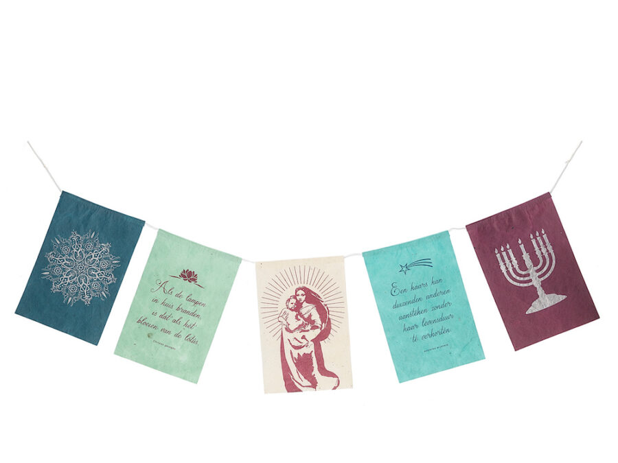 Wensvlaggetjes uit Nepal met Nederlandse tekst gemaakt van fairtrade geschept papier met het thema licht. De wensvlaggetjes zijn als wenskaart te versturen met briefpapier en enveloppe. Er zitten 5 vlaggetjes per slinger en de vlaggetjes zijn 10 bij 15 centimeter groot.