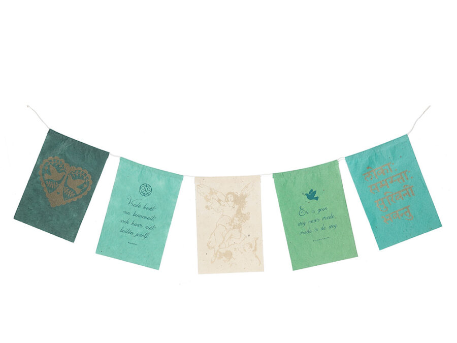 Wensvlaggetjes uit Nepal met Nederlandse tekst gemaakt van fairtrade geschept papier met het thema vrede. De wensvlaggetjes zijn als wenskaart te versturen met briefpapier en enveloppe. Er zitten 5 vlaggetjes per slinger en de vlaggetjes zijn 10 bij 15 centimeter groot.