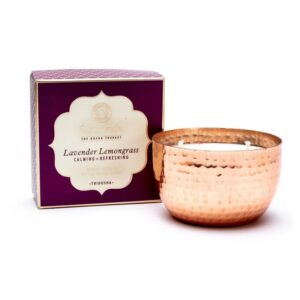 Verlicht je pad naar innerlijke harmonie met deze luxe kokosboter/sojawas geurkaars. De kaars is met de hand gegoten met 2 lonten in een prachtige verkoperde metalen pot, doordrenkt met het goede van Ayurvedische essentiële oliën. De prachtige balans tussen de kalmerende geur van lavendel en verfrissende essentie van citroengras maakt de ideale etherische olie geurmix voor Tridosha. De geurkaars brand wel 20 uur.
