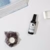 Door het inademen van de geur van etherische oliën van deze Be Calm Aura Spray krijgen de hersenen een seintje dat alles oké is, dat werkt door in het hele lichaam en heeft een positief effect op het gevoel van wellbeing. Hierdoor is deze essentiële olie aura spray super voor een goede nachtrust maar ook heel goed te gebruiken bij jouw Yoga Nidra meditatie practice.