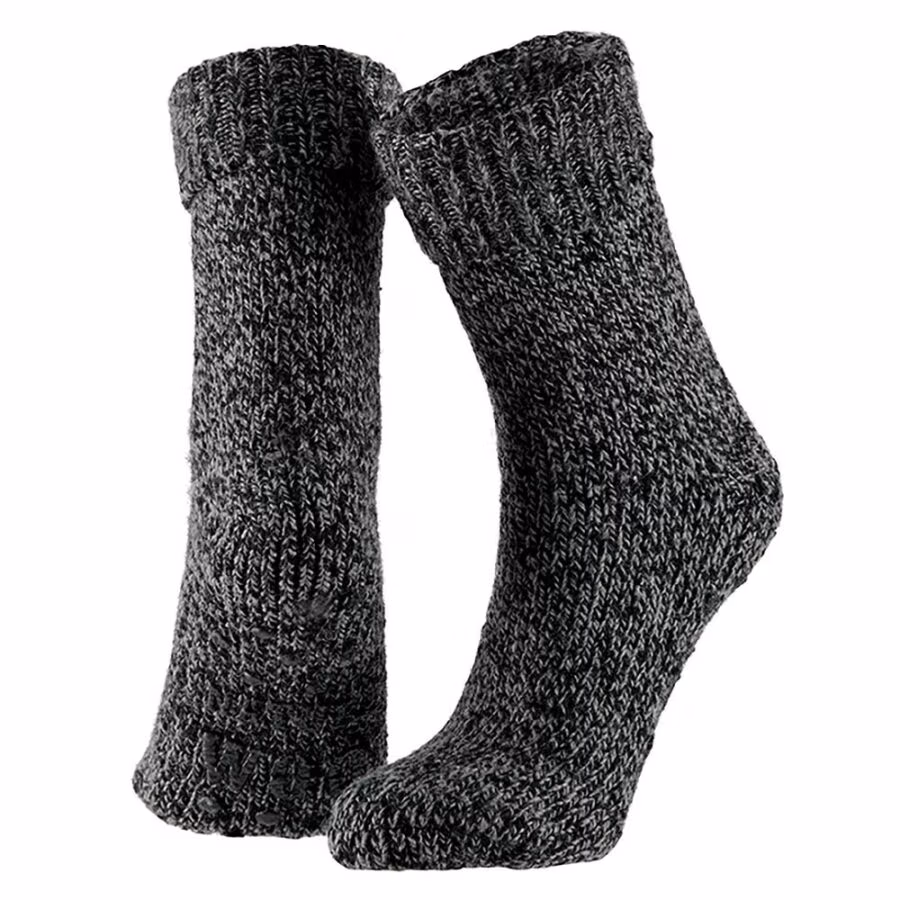Warme wollen sokken antislip op de zool van Apollo. Blijf aangenaam warm gedurende de dag, in bed ’s nachts of op de yogamat. De wollen sok antraciet is een basic musthave om je voeten op temperatuur te houden. De sokken zijn gemaakt van Natural Wool, dit maakt dat de wollen sokken uiterst comfortabel zijn om te dragen en ook nog eens oersterk zijn. Hierdoor heb je lang plezier van deze duurzame wollen sokken. Wanneer je deze warme wollen sokken antislip goed verzorgd gaan ze jaren mee.