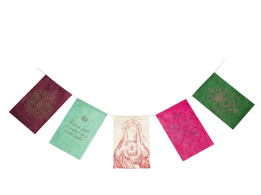 Wensvlaggetjes uit Nepal met Nederlandse tekst gemaakt van fairtrade geschept papier met het thema compassie. De wensvlaggetjes zijn als wenskaart te versturen met briefpapier en enveloppe. Er zitten 5 vlaggetjes per slinger en de vlaggetjes zijn 10 bij 15 centimeter groot.
