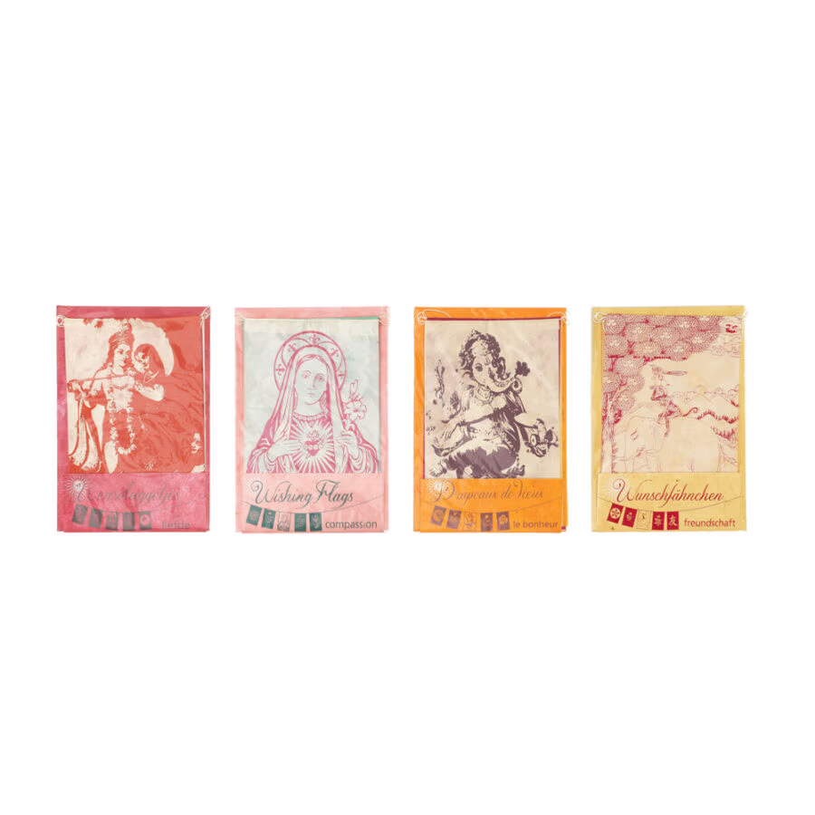 Wensvlaggetjes uit Nepal met Nederlandse tekst gemaakt van fairtrade geschept papier met verschillende thema's en kleuren. De wensvlaggetjes zijn als wenskaart te versturen met briefpapier en enveloppe. Er zitten 5 vlaggetjes per slinger en de vlaggetjes zijn 10 bij 15 centimeter groot.