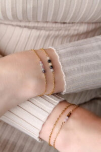 wat is een leuk kerstcadeau? Deze goudkleurige armband met tijgeroog en kunziet, is een goed voorbeeld voor een goed kerstcadeau.
