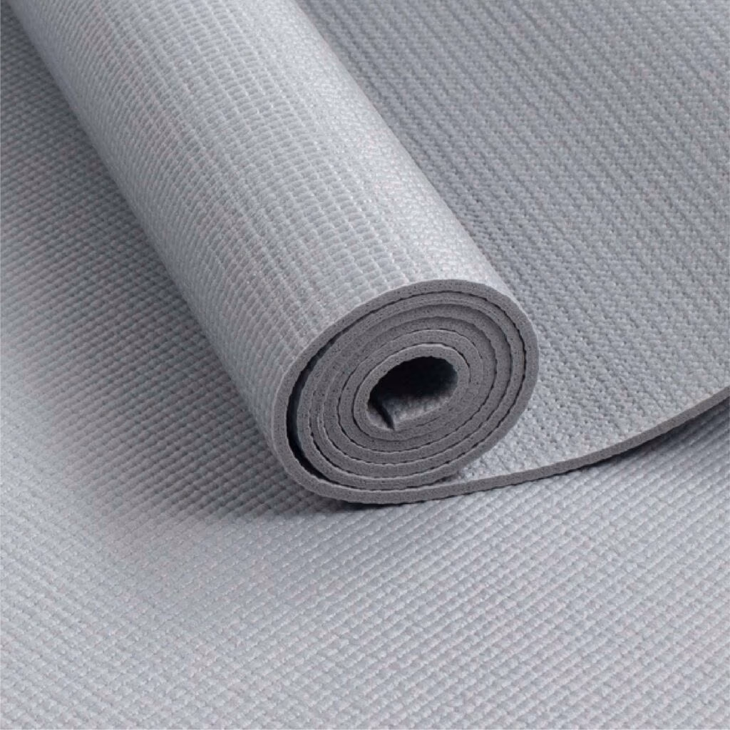 Grijze yogamat 4 mm voor yoga, pilates en stretchen zonder schoenen. Materiaal is PVC, milieuvriendelijk geproduceerd.