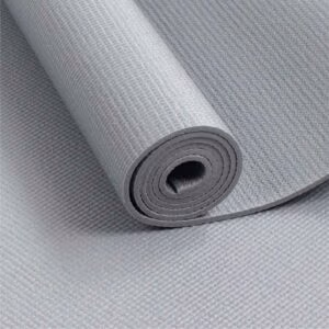 Grijze yogamat 4 mm voor yoga, pilates en stretchen zonder schoenen. Materiaal is PVC, milieuvriendelijk geproduceerd.
