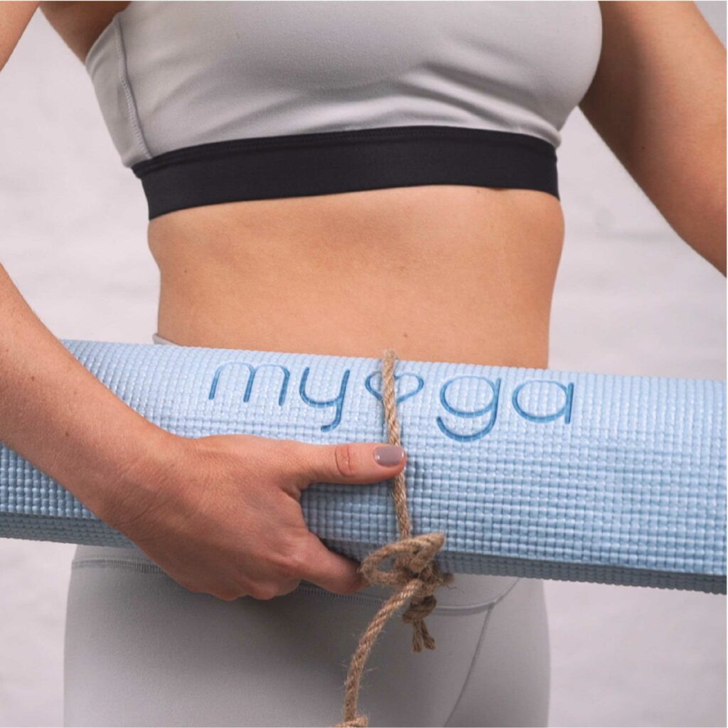 Licht blauwe yogamat 4 mm voor yoga, pilates en stretchen zonder schoenen. Materiaal is PVC, milieuvriendelijk geproduceerd.