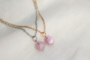 Goud kleurige ketting Chalcedoon. De steen is roze en facet geslepen, hierdoor fonkelt de steen mooi. De ketting is 50 cm + extra lengte en gemaakt van stainless steel.