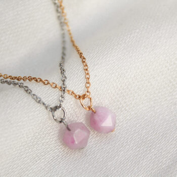 Goud kleurige ketting Chalcedoon. De steen is roze en facet geslepen, hierdoor fonkelt de steen mooi. De ketting is 50 cm + extra lengte en gemaakt van stainless steel.