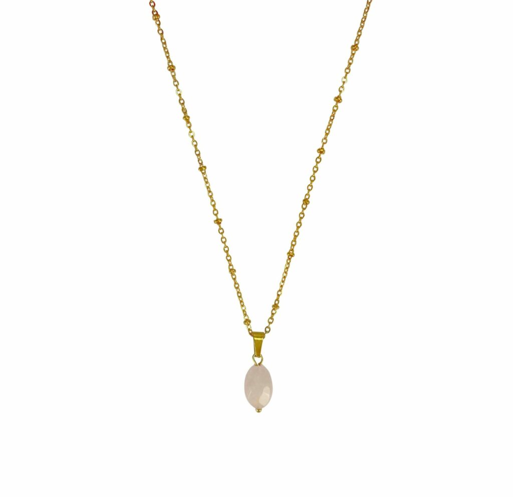 Goudkleurige Ketting Maansteen wit Materiaal: Stainless steel Kleur ketting: Goud Maat: 42 cm + extra lengte Steen: Maansteen Kleur steen: Wit De Maansteen is een natuurproduct, iedere steen is uniek.