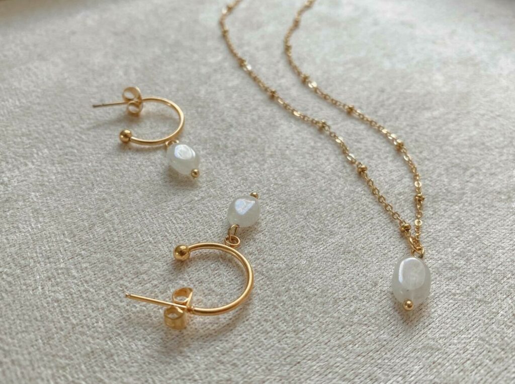 Goudkleurige Ketting Maansteen wit Materiaal: Stainless steel Kleur ketting: Goud Maat: 42 cm + extra lengte Steen: Maansteen Kleur steen: Wit De Maansteen is een natuurproduct, iedere steen is uniek.