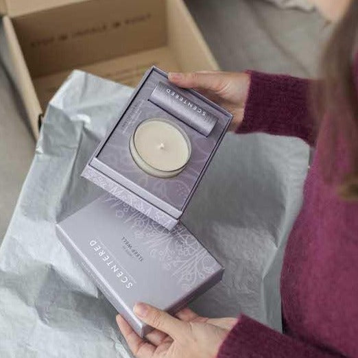 De slaap lekker kit van Scentered bevat heerlijke 100% natuurlijke slaapbalsem, met o.a lavendel en palmares. Daarnaast bevat de slaap lekker kit ook een zacht en premium oogmasker in de kleur licht grijs. En twee oordopjes, dit maakt dat deze slaap kit ideaal is voor thuis maar ook om mee te nemen op reis.