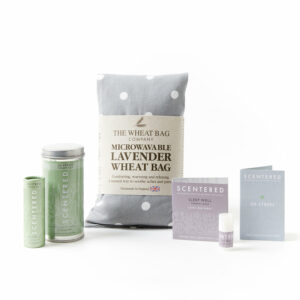 De Ultimate relax set bevat een 100% natuurlijke  full-sized  ontstress balsem en een Sleep Well mini balsem. Daarnaast nog een lavendel tarwe zak die je in de magnetron kunt opwarmen en die je daarna op je schouders kunt leggen voor ontspanning. Maar ook fijn wanneer je last hebt van buikkrampen tijdens je menstruatie.