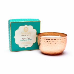 Verlicht je pad naar innerlijke harmonie met deze luxe kokosboter/sojawas geurkaars. De kaars is met de hand gegoten met 2 lonten in een prachtige verkoperde metalen pot, doordrenkt met het goede van Ayurvedische essentiële oliën. De verfijnde en verkoelende aqua-noten combineren perfect met de onweerstaanbare warme en verzachtende geur van Assam agarhoutolie. Dit is een must-have kaars voor pitta dosha. De geurkaars brand wel 20 uur.