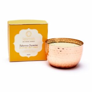 Verlicht je pad naar innerlijke harmonie met deze luxe kokosboter/sojawas geurkaars. De kaars is met de hand gegoten met 2 lonten in een prachtige verkoperde metalen pot, doordrenkt met het goede van Ayurvedische essentiële oliën. De geur van verse Indiase jasmijn combineert fantastisch met de witte bloesem van tuberoos en geeft een opbeurende, stressverlichtende geur. In het bijzonder weldadig voor mensen met een vata dosha. De geurkaars brand wel 20 uur.