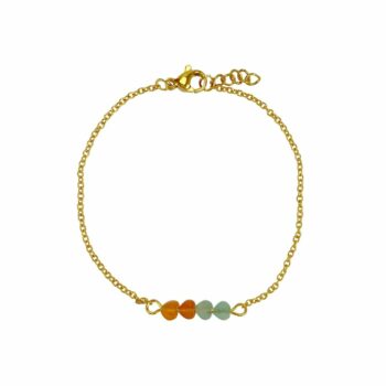 Goudkleurige Armband Aventurijn Hartjes Stainless steel armband met rode en groene Aventurijn. Alle steentjes zijn uniek, dus ze kunnen iets in kleur verschillen van de foto. Aventurijn heeft een kalmerende en beschermende werking en geeft rust en een goed gevoel helpt geluk en voorspoed aantrekken helpt ontspannen en maakt je geduldiger, toleranter, positiever, empathischer en creatiever. Hierdoor vermindert het negatieve gevoelens als boosheid en irritatie helpt je om je te focussen op een doel en om hier naar toe te werken beschermt tegen negatieve invloeden uit de omgeving zoals elektromagnetische straling heeft het een positieve werking op de ogen, het zenuwstelsel, de spieren en bindweefsel en kan het klachten als stotteren en blozen verminderen het heeft een positief effect op het hart en de bloedvaten, de bloeddruk, het cholesterol gehalte, spraakproblemen, allergische reacties en op huidaandoeningen zoals bijvoorbeeld eczeem, acne, couperose en psoriasis groene Aventurijn brengt de emoties in balans. De armband is 17,5 cm lang met wat extra lengte.