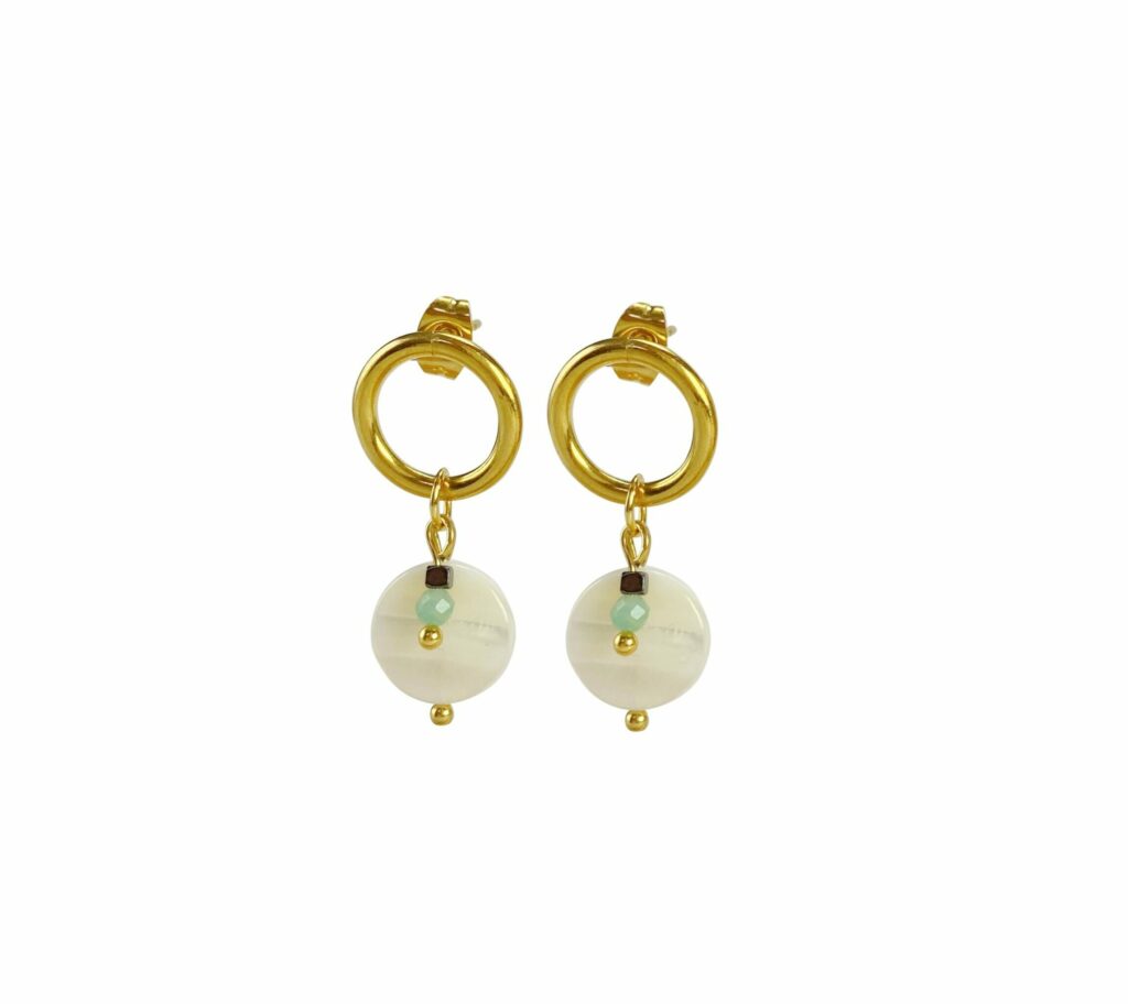 Goud kleurige stainless steel oorbellen met schelp en een Amazoniet en Hematiet hangertje. De oorbellen hebben een oorsteker en een achterkantje. Het Amazoniet steentje is facet geslepen en fonkelt als een diamantje.