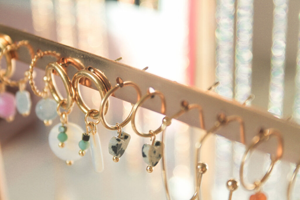 Goud kleurige stainless steel oorbellen met schelp en een Amazoniet en Hematiet hangertje. De oorbellen hebben een oorsteker en een achterkantje. Het Amazoniet steentje is facet geslepen en fonkelt als een diamantje.