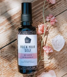 100% natuurlijke etherische olie blend voor het vergroten van zelfliefde en vertrouwen. Gebruik als aura- of roomspray. Infused met rozenkwarts. De Be Love spray van Rock your World bevat rozenhout, geranium, bergamot, lavendin, roos en mimosa en ruikt bloemig en naar liefde. De geur brengt rust en emotionele balans. Gebruik in een ruimte of spray om je heen voor een klein en liefdevol rustmomenten.