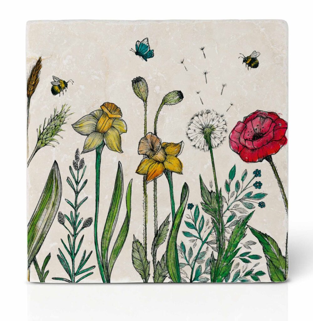 Natuurstenen onderzetter maar kan ook als wandtegel met lijstje worden gebruikt met weidebloemen op een crème kleurige achtergrond. Ontdek ons unieke ontwerp op prachtige natuurstenen, elk met zijn eigen karakteristieken.