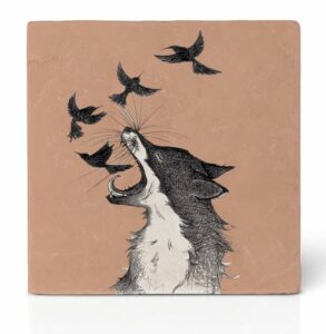 Een natuurstenen onderzetter/wandtegel met een afbeelding van een vos met zwarte vogels die uit zijn bek vliegen, op een bruine achtergrond. Dit unieke ontwerp is te bewonderen op een prachtige natuurstenen oppervlak, dat zijn eigen karakteristieken heeft.