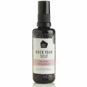 100% natuurlijke etherische olie blend voor het vergroten van zelfliefde en vertrouwen. Gebruik als aura- of roomspray. Infused met rozenkwarts. De Be Love spray van Rock your World bevat rozenhout, geranium, bergamot, lavendin, roos en mimosa en ruikt bloemig en naar liefde. De geur brengt rust en emotionele balans. Gebruik in een ruimte of spray om je heen voor een klein en liefdevol rustmomenten.