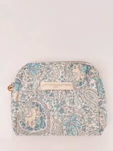 Make-up tas Blue met blokprint in de kleuren crème wit en turquoise van het merk La p'tite Cachottière. De make-up tas ligt op een witte achtergrond.