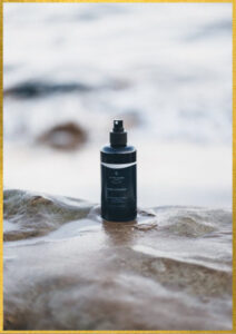 Magnesium Sea brine spray van Zechstein Inside® in een luxe MIRON glazen flesje. Van het merk of the islands home spa. Het is een natuurlijke manier om beter te slapen, spierkrampen te verminderen en een algeheel ontspannen gevoel te ervaren. De spray kan eenvoudig worden aangebracht op de huid en is geschikt voor dagelijks gebruik