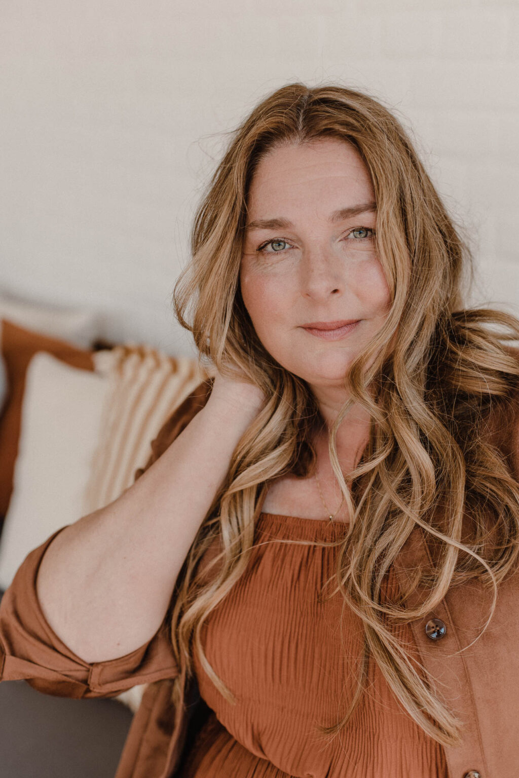 Monique, de founder van de tribe of awareness, staat stralend voor de camera met op de achtergrond een selectie van duurzame selfcare en lifestyle producten. Van geurkaarsen en yogamatten tot handgemaakte sieraden, alles voor een bewuste en duurzame levensstijl is hier te vinden.