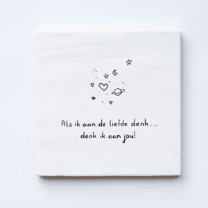 Spreukentegel in de kleur wit met de tekst: " Als ik aan de liefde denk...denk ik aan jou" de tekst is in het zwart geschreven met wat zwart witte hartjes ter decoratie.