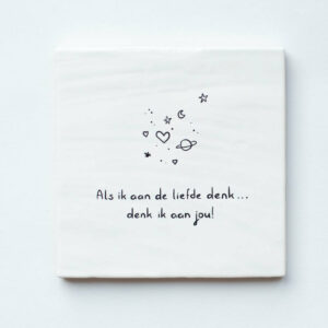 Spreukentegel in de kleur wit met de tekst: " Als ik aan de liefde denk...denk ik aan jou" de tekst is in het zwart geschreven met wat zwart witte hartjes ter decoratie.