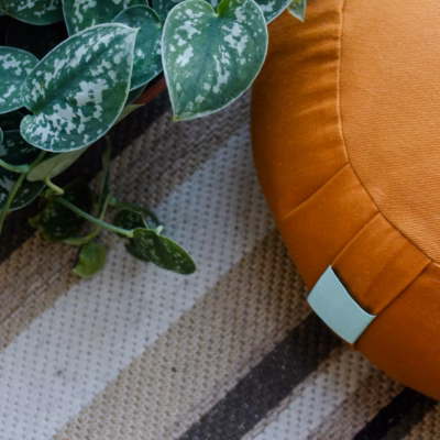 Een goed meditatiekussen biedt comfort en stabiliteit tijdens het mediteren, is stevig maar toch zacht, heeft de juiste grootte en hoogte, en is gevuld met een comfortabele en ondersteunende vulling zoals boekweitkaf.