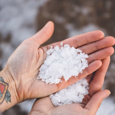 Luxe glazen MIRON pot gevuld met 300 gram magnesium bad kristallen, geschikt voor gebruik in bad. Magnesium heeft een ontspannend effect op de spieren en kan helpen bij het verminderen van stress en vermoeidheid. De glazen pot heeft een stijlvolle uitstraling en kan hergebruikt worden voor andere doeleinden.