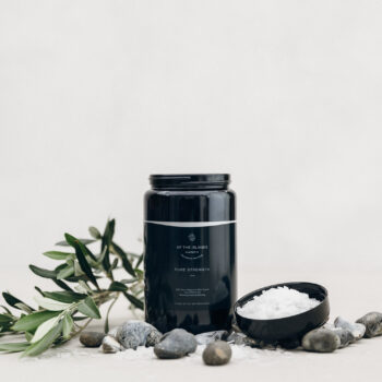 Luxe glazen MIRON pot gevuld met 300 gram magnesium bad kristallen, geschikt voor gebruik in bad. Magnesium heeft een ontspannend effect op de spieren en kan helpen bij het verminderen van stress en vermoeidheid. De glazen pot heeft een stijlvolle uitstraling en kan hergebruikt worden voor andere doeleinden.