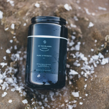 Luxe glazen MIRON pot gevuld met 300 gram magnesium bad kristallen, geschikt voor gebruik in bad. Magnesium heeft een ontspannend effect op de spieren en kan helpen bij het verminderen van stress en vermoeidheid. De glazen pot heeft een stijlvolle uitstraling en kan hergebruikt worden voor andere doeleinden.