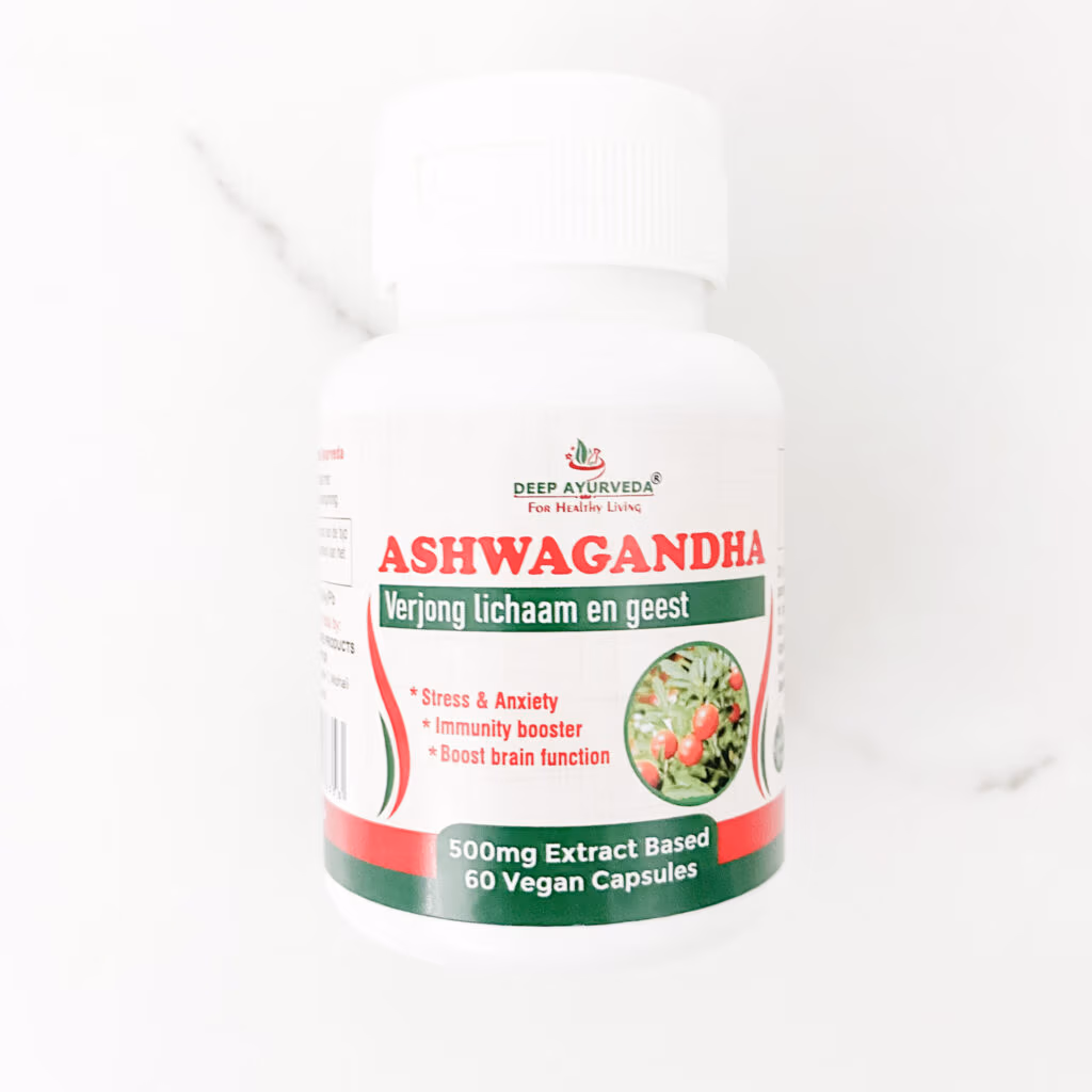 Pot met biologische ashwagandha capsules van 500 mg. Ashwagandha is een adaptogeen kruid dat traditioneel wordt gebruikt ter ondersteuning van het immuunsysteem, stressvermindering en het verhogen van de energie. Deze capsules zijn gemaakt van biologisch geteelde ashwagandha wortel en zijn geschikt voor vegetariërs en veganisten.