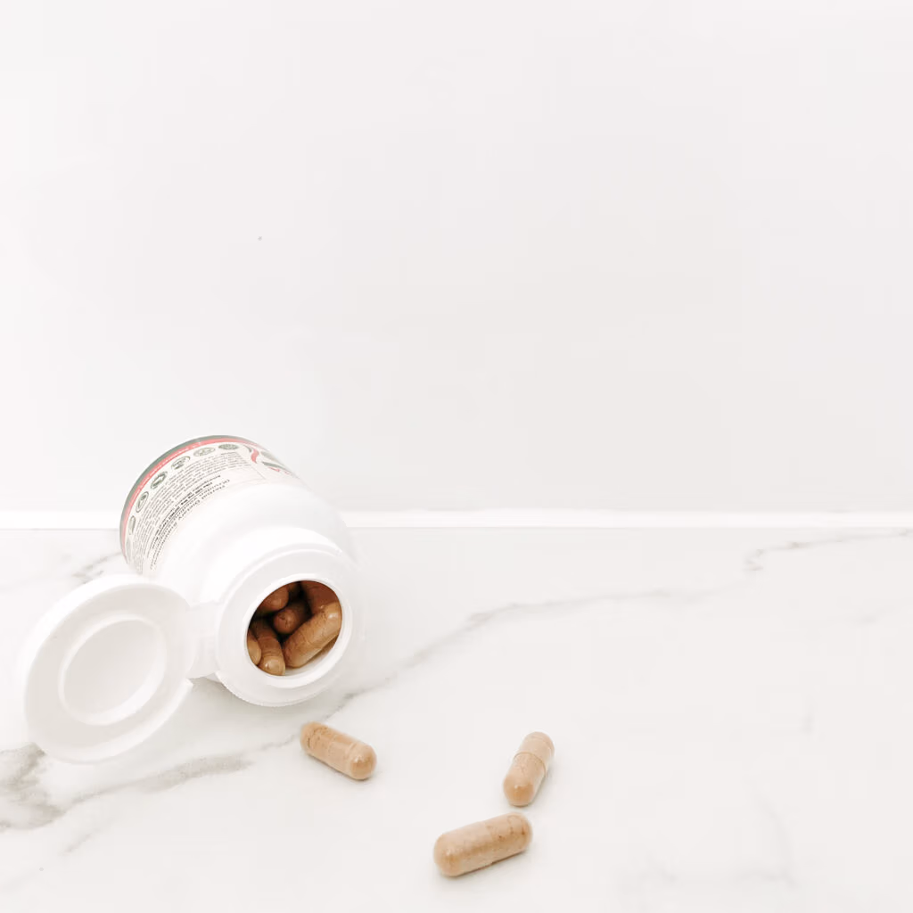 Pot met biologische ashwagandha capsules van 500 mg. Ashwagandha is een adaptogeen kruid dat traditioneel wordt gebruikt ter ondersteuning van het immuunsysteem, stressvermindering en het verhogen van de energie. Deze capsules zijn gemaakt van biologisch geteelde ashwagandha wortel en zijn geschikt voor vegetariërs en veganisten.