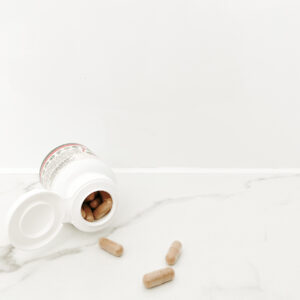 Pot met biologische ashwagandha capsules van 500 mg. Ashwagandha is een adaptogeen kruid dat traditioneel wordt gebruikt ter ondersteuning van het immuunsysteem, stressvermindering en het verhogen van de energie. Deze capsules zijn gemaakt van biologisch geteelde ashwagandha wortel en zijn geschikt voor vegetariërs en veganisten.