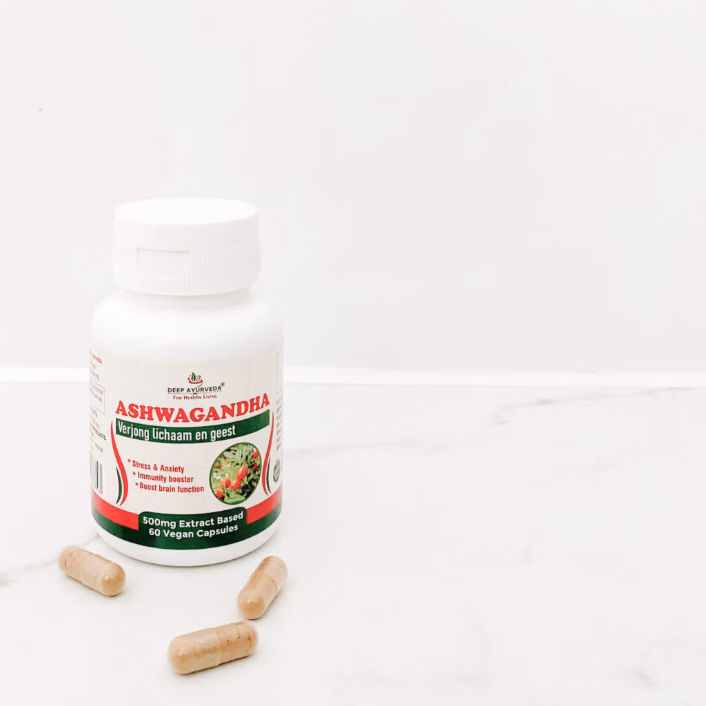 Pot van Deep Ayurveda met biologische ashwagandha capsules van 500 mg. Ashwagandha is een adaptogeen kruid dat traditioneel wordt gebruikt ter ondersteuning van het immuunsysteem, stressvermindering en het verhogen van de energie. Deze capsules zijn gemaakt van biologisch geteelde ashwagandha wortel en zijn geschikt voor vegetariërs en veganisten.
