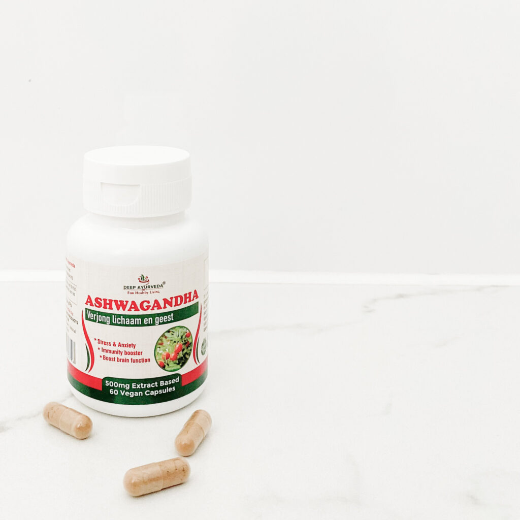 Pot van Deep Ayurveda met biologische ashwagandha capsules van 500 mg. Ashwagandha is een adaptogeen kruid dat traditioneel wordt gebruikt ter ondersteuning van het immuunsysteem, stressvermindering en het verhogen van de energie. Deze capsules zijn gemaakt van biologisch geteelde ashwagandha wortel en zijn geschikt voor vegetariërs en veganisten.