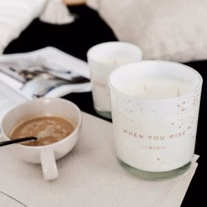 Een witte glazen pot met een hoogte van 11 cm en een diameter van 9,5 cm, gevuld met 350 ml 100% natuurlijke en GGO-vrije sojawas. De kaars heeft een katoenen lont, is loodvrij en heeft een brandtijd van 30 uur. De geur van de kaars is een combinatie van sinaasappel, limoen en basilicum en is handgemaakt. En van het Label The MUNIO.