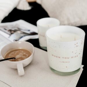 Een witte glazen pot met een hoogte van 11 cm en een diameter van 9,5 cm, gevuld met 350 ml 100% natuurlijke en GGO-vrije sojawas. De kaars heeft een katoenen lont, is loodvrij en heeft een brandtijd van 30 uur. De geur van de kaars is een combinatie van sinaasappel, limoen en basilicum en is handgemaakt. En van het Label The MUNIO.
