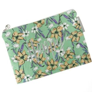 Grote licht groene stoffen toilettas met bloemenmotief en geborduurde tekst 'Happy' op een witte achtergrond.