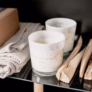 Een witte glazen pot met een hoogte van 11 cm en een diameter van 9,5 cm, gevuld met 350 ml 100% natuurlijke en GGO-vrije sojawas. De kaars heeft een katoenen lont, is loodvrij en heeft een brandtijd van 30 uur. De geur van de kaars is een combinatie van sinaasappel, limoen en basilicum en is handgemaakt. En van het Label The MUNIO.